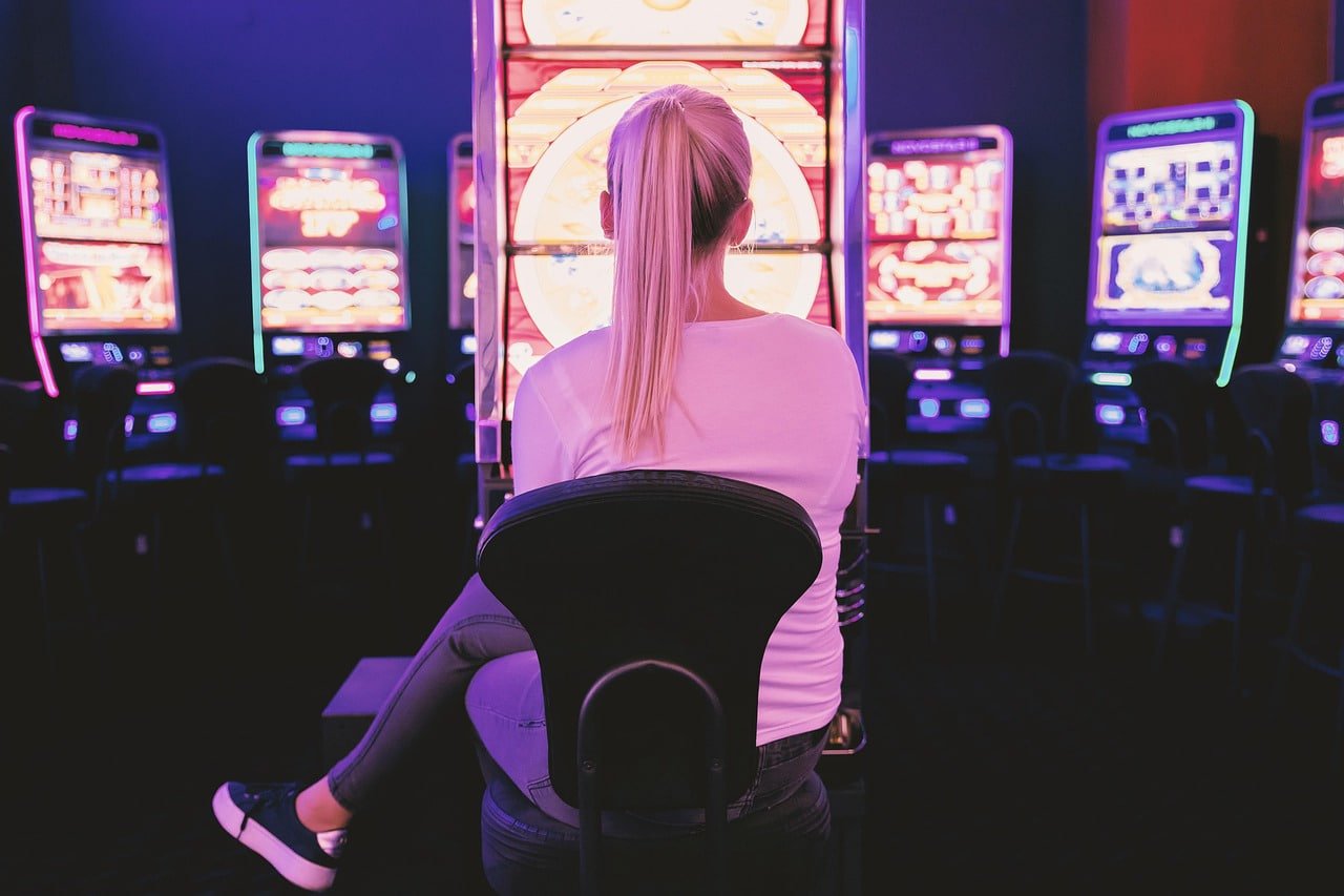 Permainan virtual dan hiburan digital interaktif